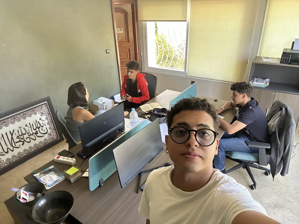 Othman avec son équipe au bureau